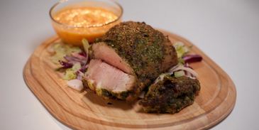 хрустящий свиной бок с желтой аджикой