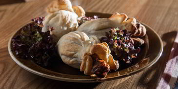 куриные голени с аджикой в слоеном тесте