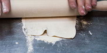 куриные голени с аджикой в слоеном тесте