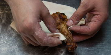 куриные голени с аджикой в слоеном тесте