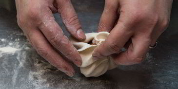 куриные голени с аджикой в слоеном тесте