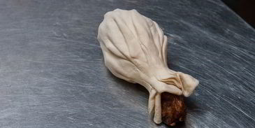 куриные голени с аджикой в слоеном тесте