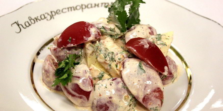 Рецепт салата из помидоров с аджикой