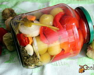 Ассорти из физалиса, помидоров и сладкого перца на зиму