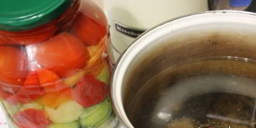 ассорти из физалиса, помидоров и сладкого перца на зиму