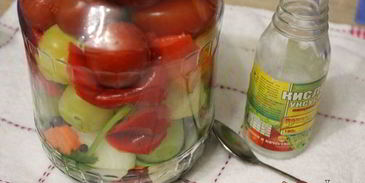 ассорти из физалиса, помидоров и сладкого перца на зиму