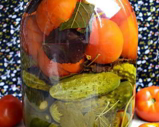 Ассорти из огурцов и помидоров с базиликом на зиму