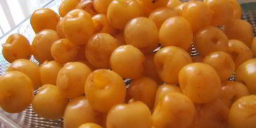 джем из черешни и персиков с лепестками роз