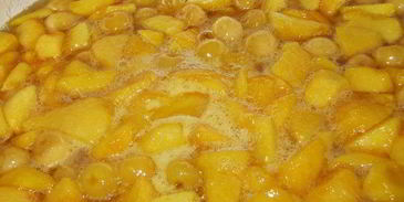 джем из черешни и персиков с лепестками роз