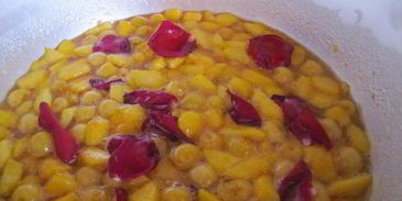 джем из черешни и персиков с лепестками роз