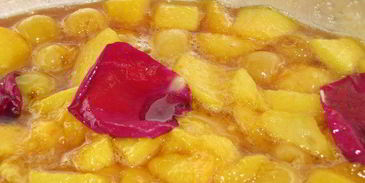 джем из черешни и персиков с лепестками роз