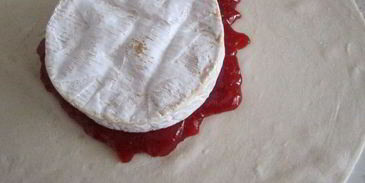 камамбер с клубничным джемом