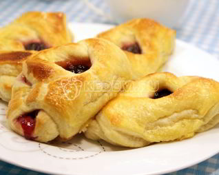 Расстегаи с черничным джемом