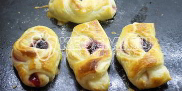 расстегаи с черничным джемом