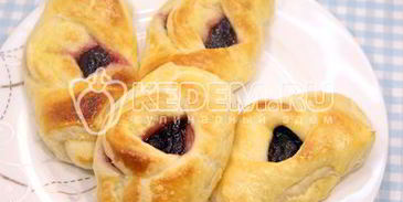расстегаи с черничным джемом