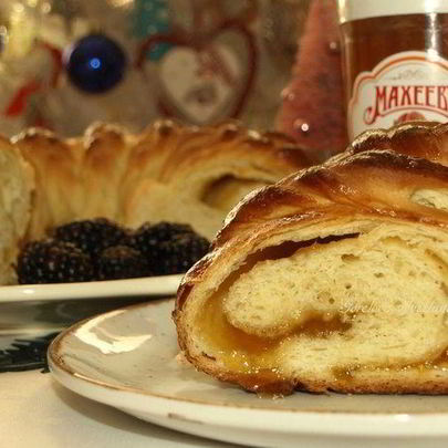 Сдобный рулет с персиково-манговым джемом