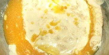 сдобный рулет с персиково-манговым джемом