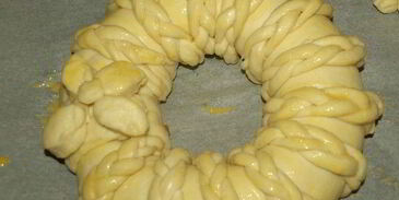 сдобный рулет с персиково-манговым джемом