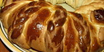 сдобный рулет с персиково-манговым джемом