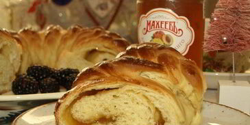 сдобный рулет с персиково-манговым джемом