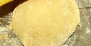 сдобный рулет с персиково-манговым джемом