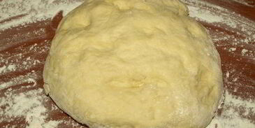 сдобный рулет с персиково-манговым джемом