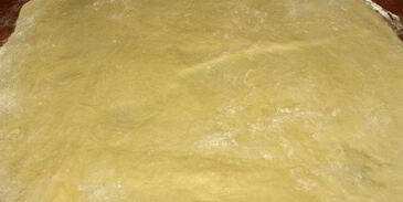 сдобный рулет с персиково-манговым джемом