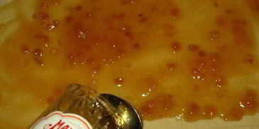 сдобный рулет с персиково-манговым джемом