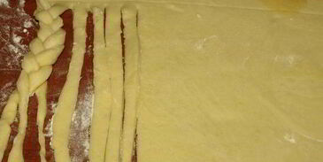 сдобный рулет с персиково-манговым джемом