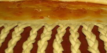 сдобный рулет с персиково-манговым джемом