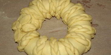 сдобный рулет с персиково-манговым джемом