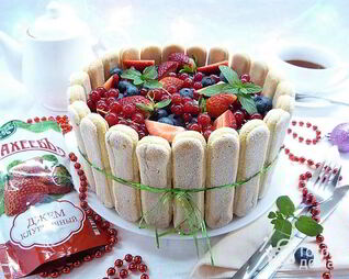 Шарлотт с ягодами и клубничным джемом