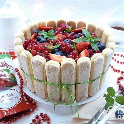 Шарлотт с ягодами и клубничным джемом