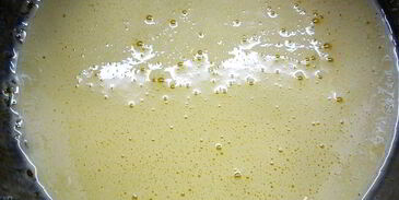 шарлотт с ягодами и клубничным джемом