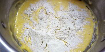 шарлотт с ягодами и клубничным джемом