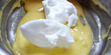 шарлотт с ягодами и клубничным джемом