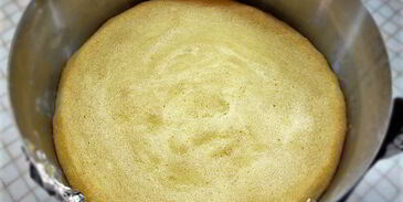 шарлотт с ягодами и клубничным джемом