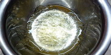 шарлотт с ягодами и клубничным джемом