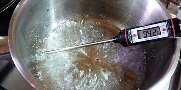 шарлотт с ягодами и клубничным джемом