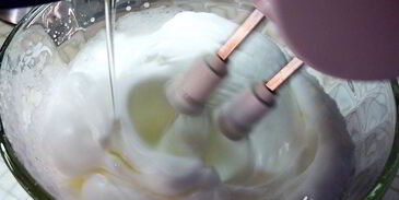 шарлотт с ягодами и клубничным джемом