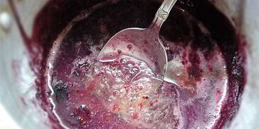 шарлотт с ягодами и клубничным джемом