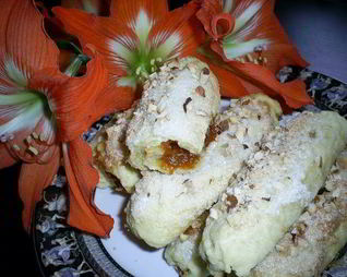 Слоистые лимонные рулетики с джемом и орехами