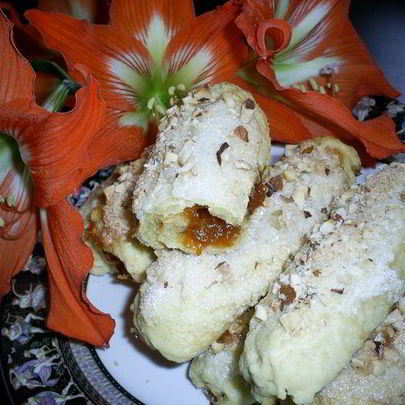 Слоистые лимонные рулетики с джемом и орехами