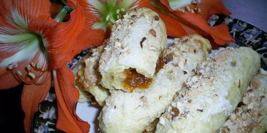 Рецепт слоистых лимонных рулетиков с джемом и орехами