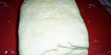 слоистые лимонные рулетики с джемом и орехами