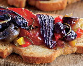 Брускетты с компотом из красного лука и овощей