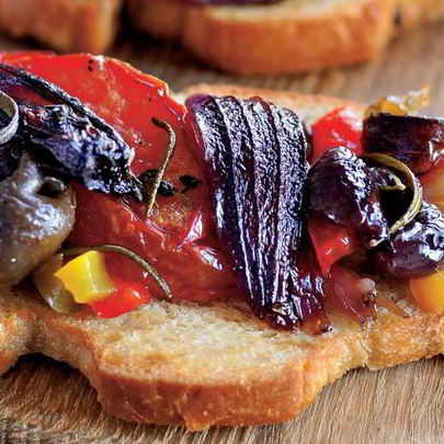 Брускетты с компотом из красного лука и овощей