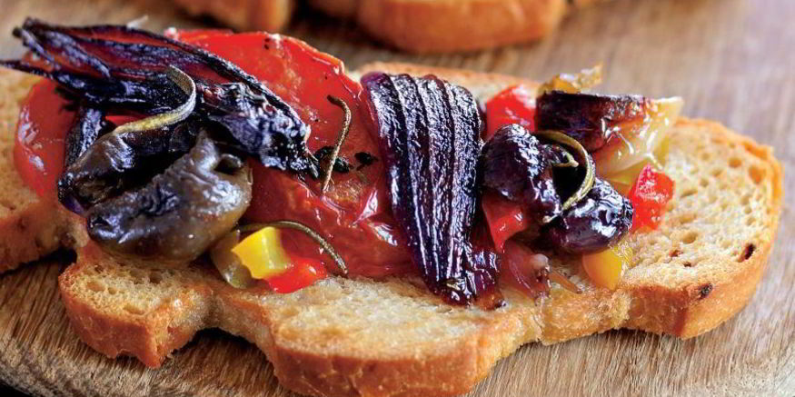 Рецепт брускетт с компотом из красного лука и овощей