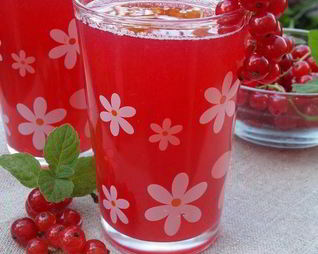 Компот из персиков и красной смородины