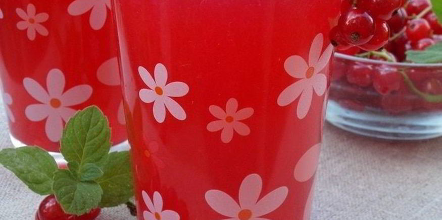 Рецепт компота из персиков и красной смородины